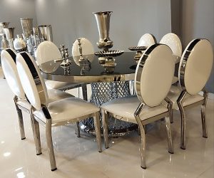 چیدمان صندلی تسمه‌ای و میز پایه حصیری